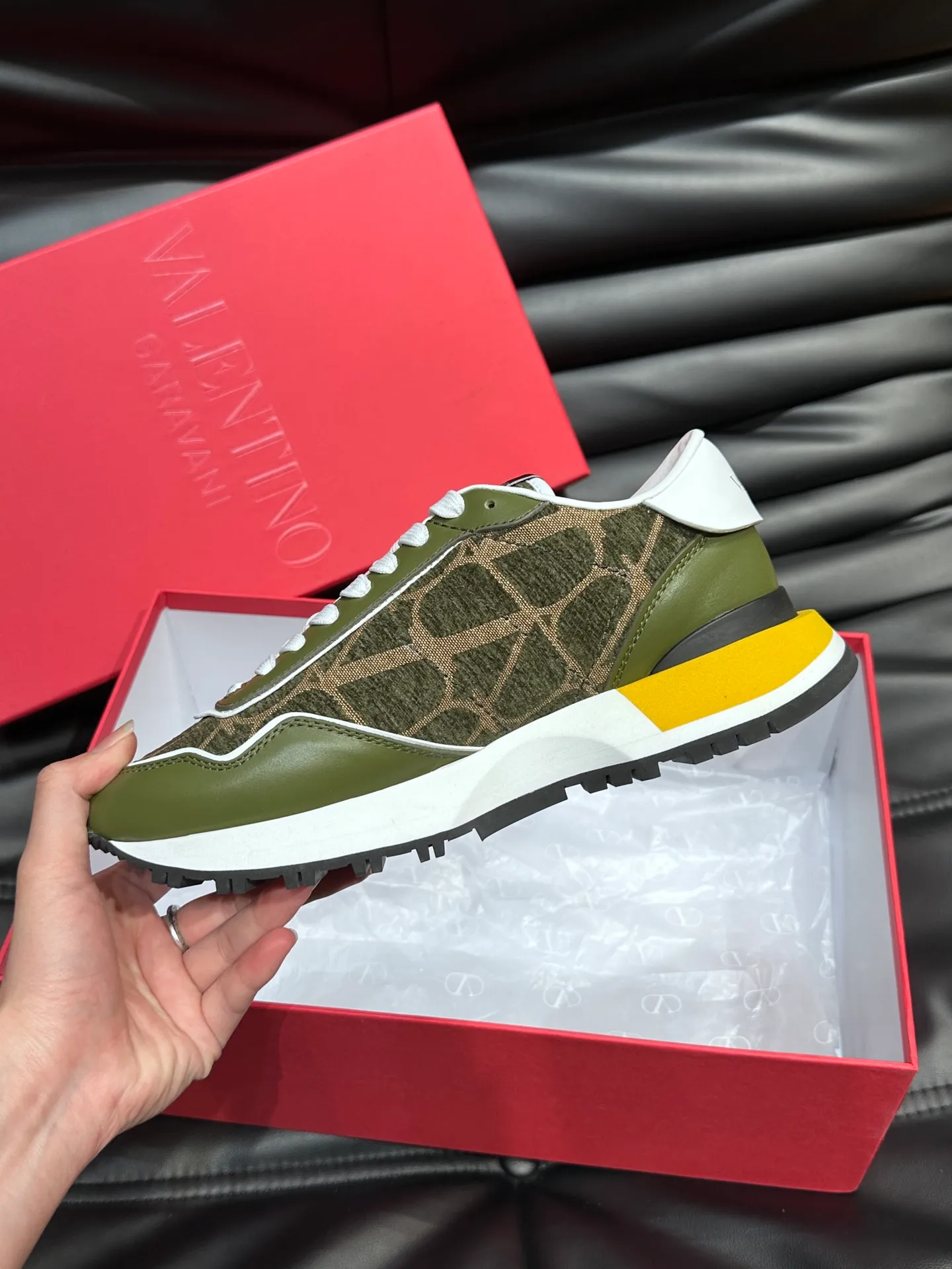 P540💰 Product trademark: VALENTINO "Valentino" Regular size: 38-44 [45 customized] Product materials: Warren men's casual sports shoes, made of multi-material splicing, calf leather stitched with suede cowhide, fabric mesh upper, fabric tongue decorated with brand badge, rubber rivet decorative details on the heel, rivet rubber outsole, non-slip, wear-resistant and shock-absorbing, pure cotton inner foot pad, comfortable and breathable, comes with original box packaging bag!